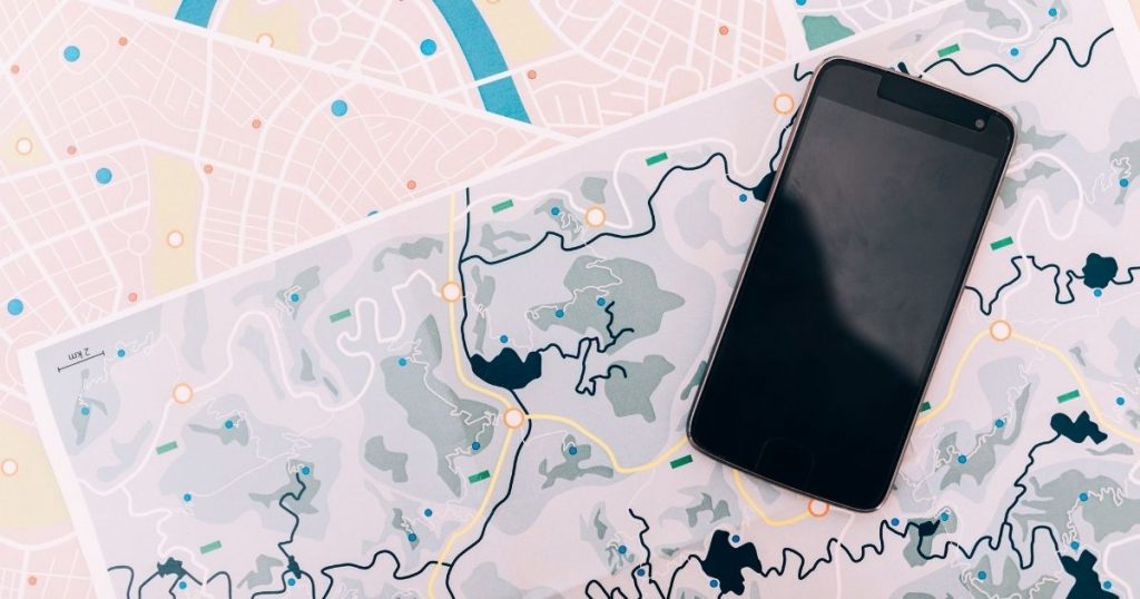 celular sobre mapa