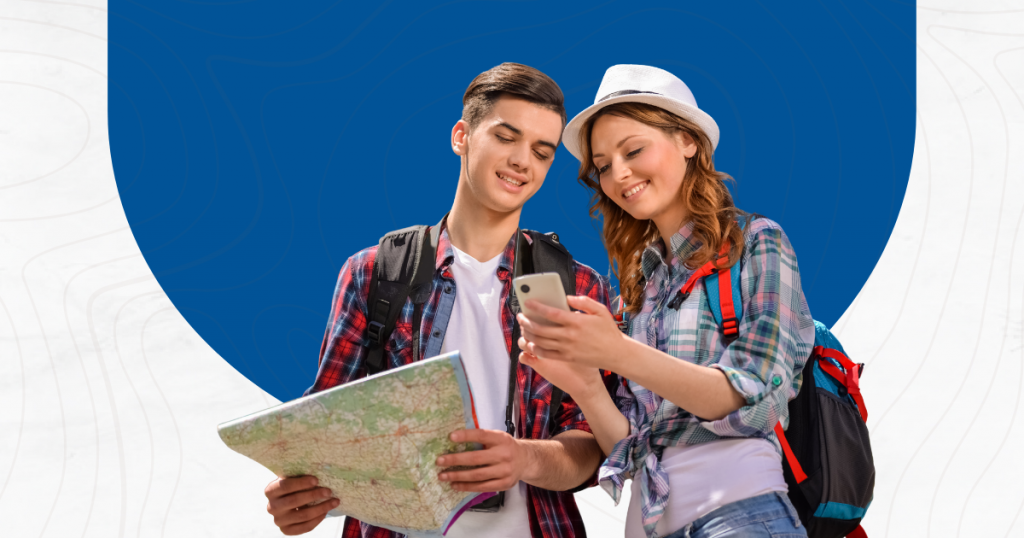 turistas buscando información en mapa digital y fisico